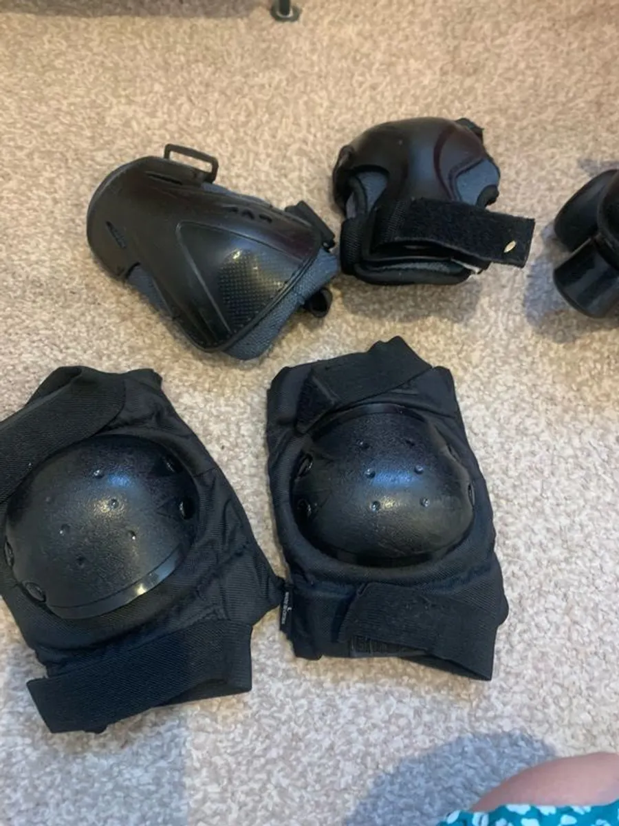 roller skates and pads size 4 - Image 4