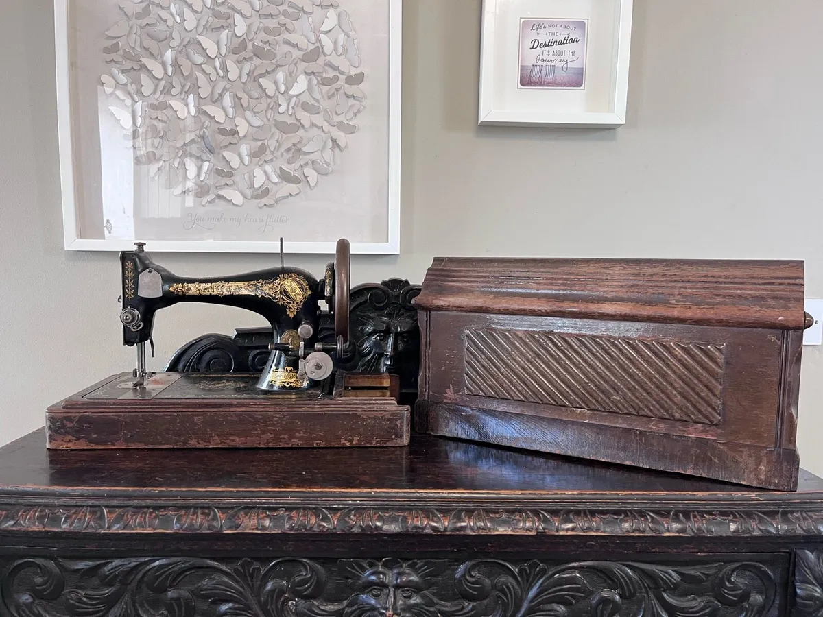 Singer 28k sewing machine - Image 1