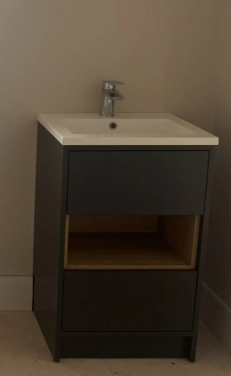 Bathroom vanity unit - Image 1
