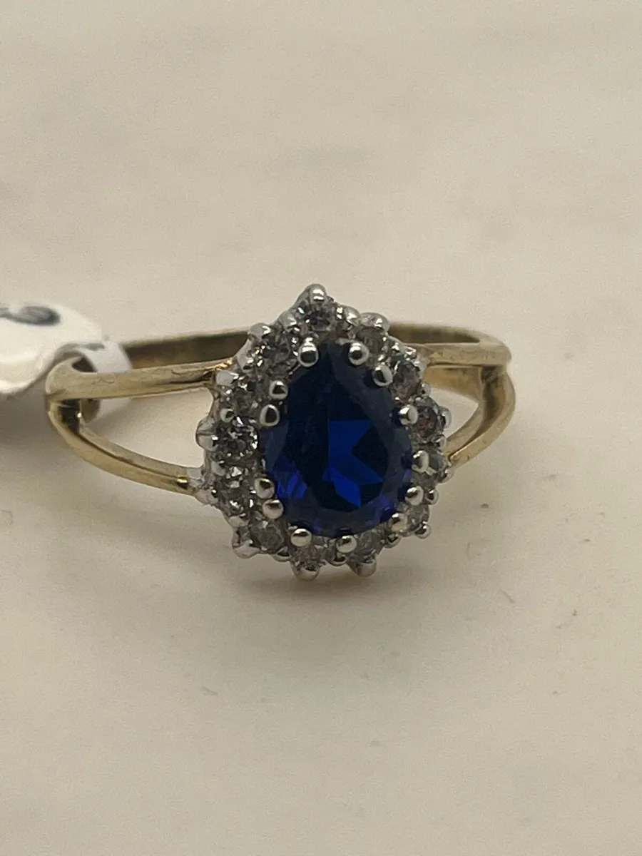 9k gold blue stone cz ring. - Image 1