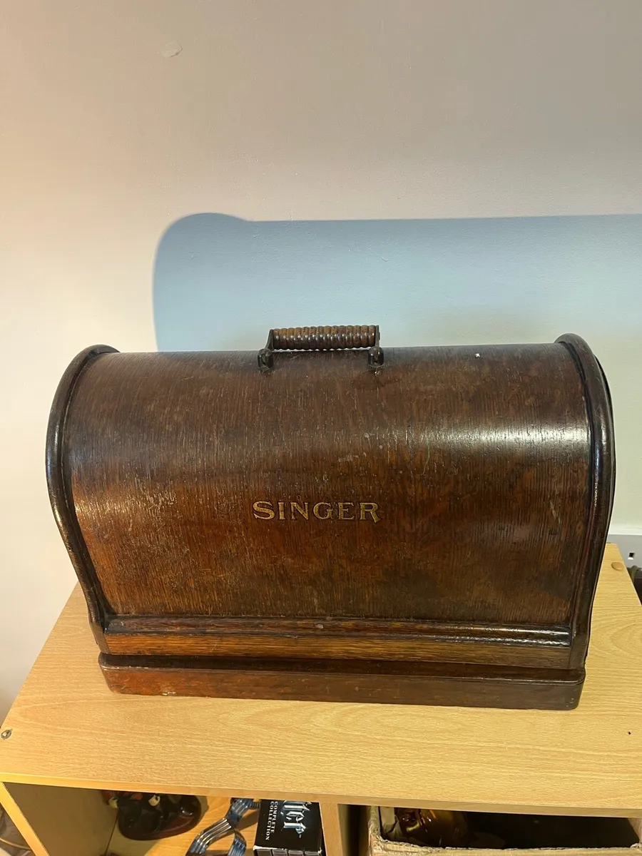 Singer sewing machine- hand operated - Image 1
