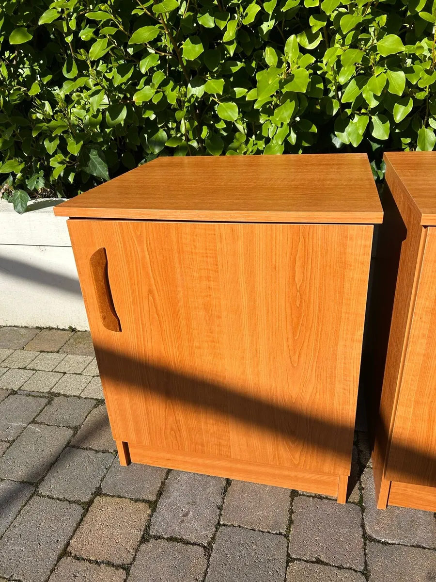 Teak veneer bedside cabinets x 2 - Image 3