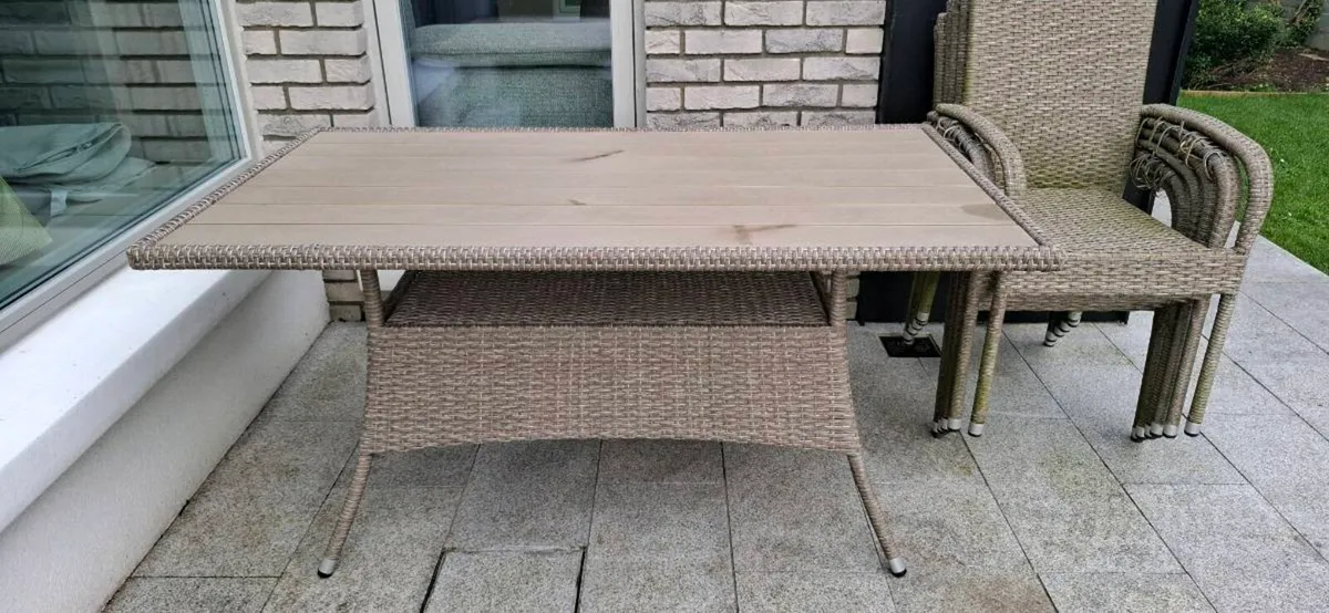 Dining table and chairs - Image 1