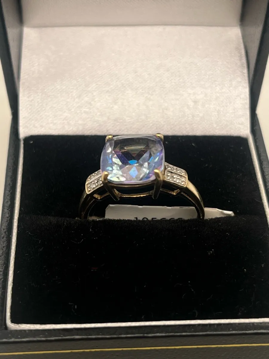 9k gold mystic topaz ring. - Image 1