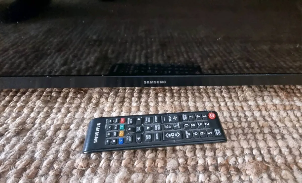 Samsung 32" TV - Image 3