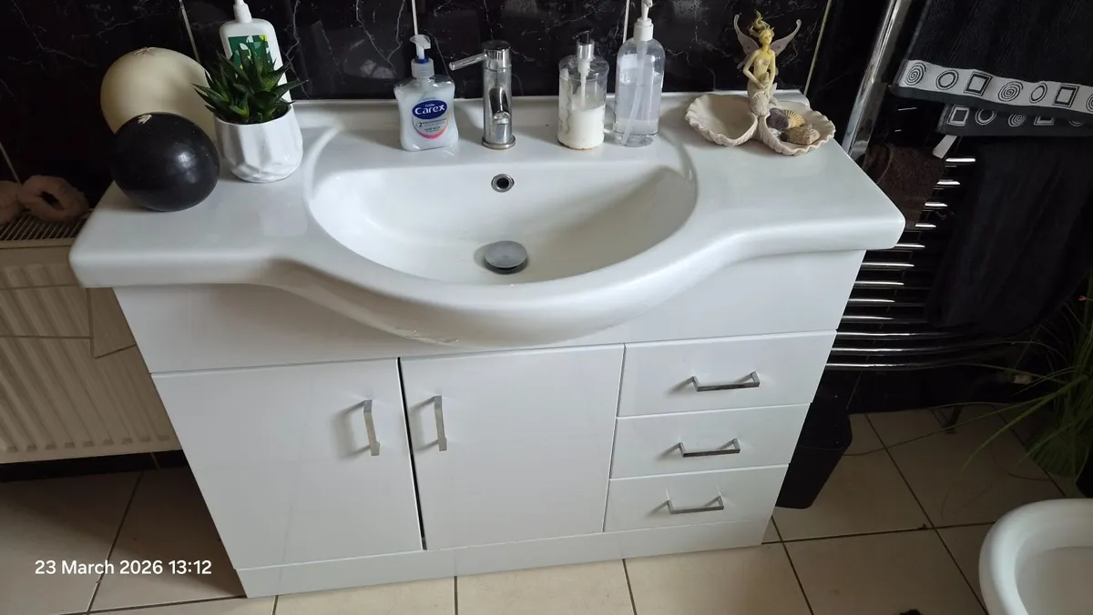 Bathroom sink unit
