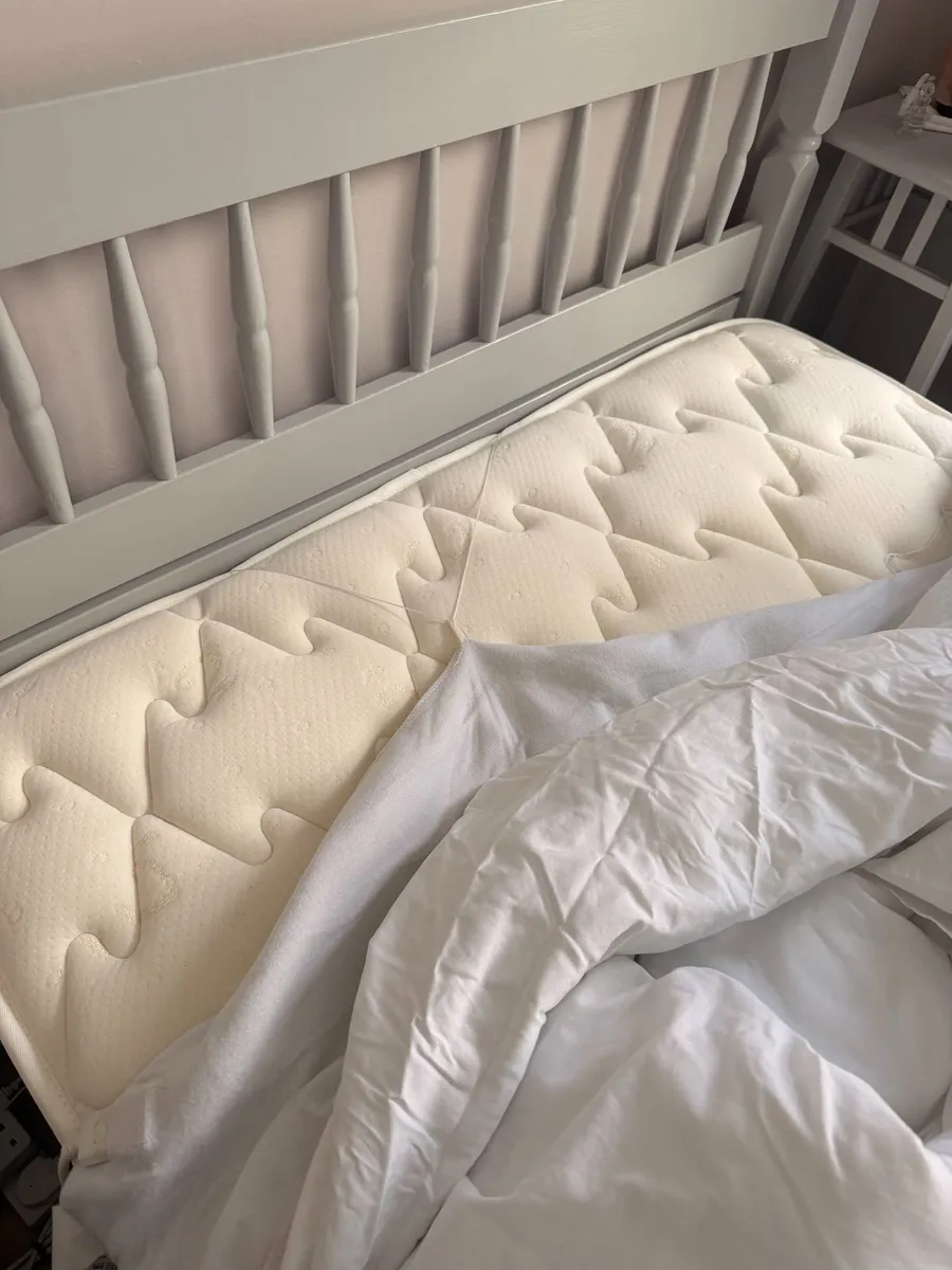 4 foot bed and mattress - Image 2