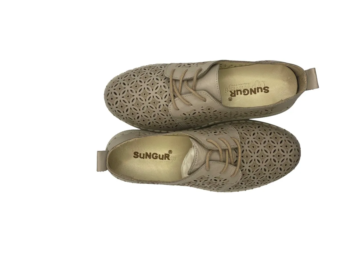 Woman’s shoes - Image 2