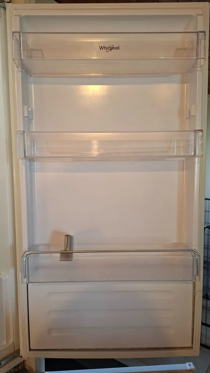 Integrated Fridge Freezer with free unit - Image 3