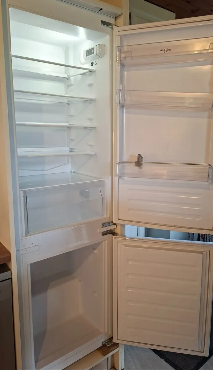 Integrated Fridge Freezer with free unit - Image 4