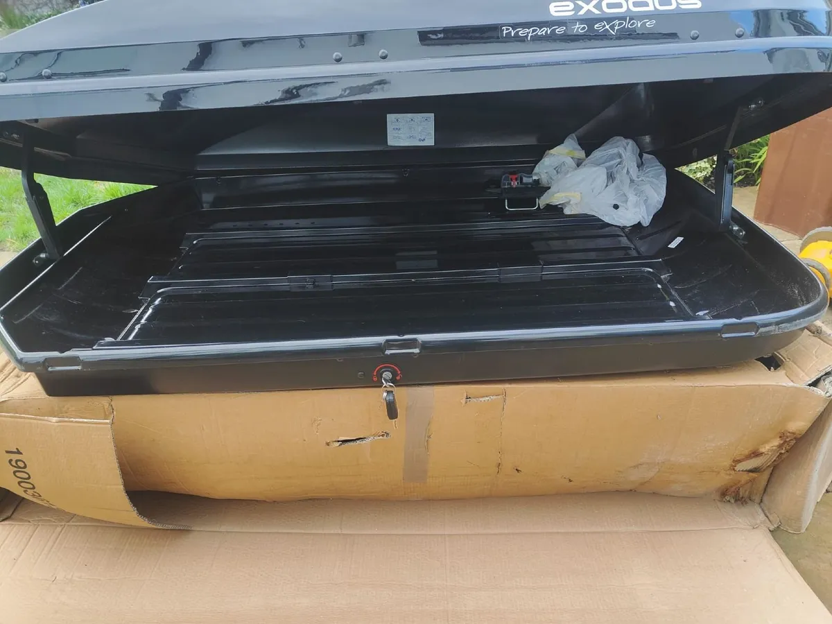 Roof box - Image 1