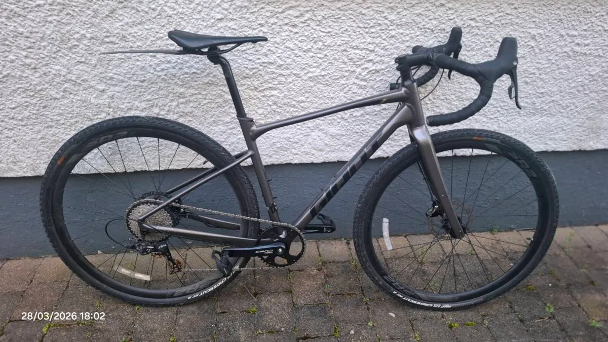 Giant revolt 2 aluminium gravel bike - Image 1