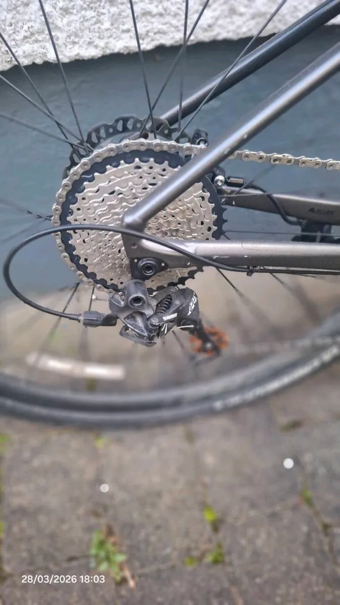 Giant revolt 2 aluminium gravel bike - Image 3