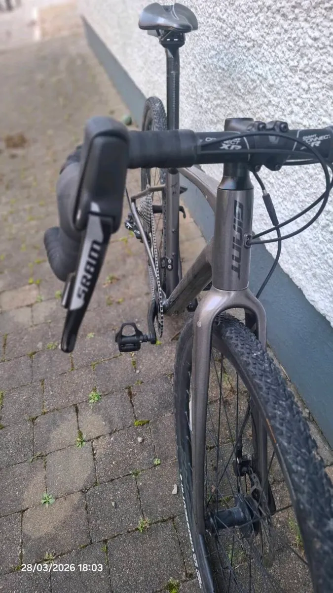 Giant revolt 2 aluminium gravel bike - Image 4