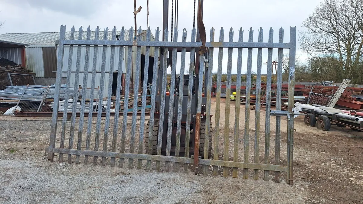 Palisade  gate with 8 fence frames - Image 1