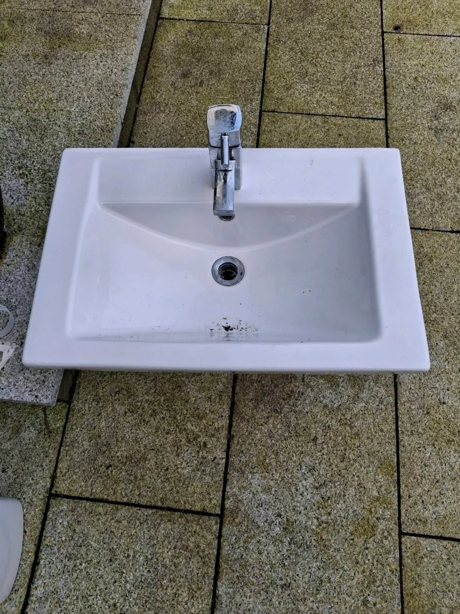 Bathroom sink - Image 1