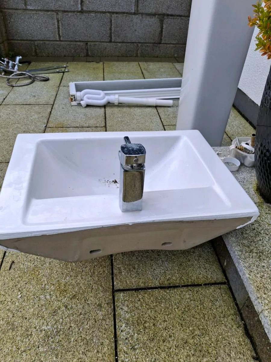 Bathroom sink - Image 2