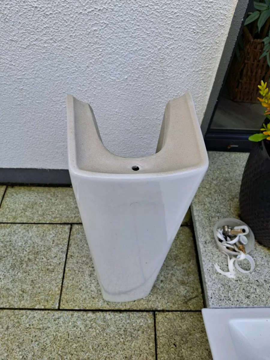 Bathroom sink - Image 3