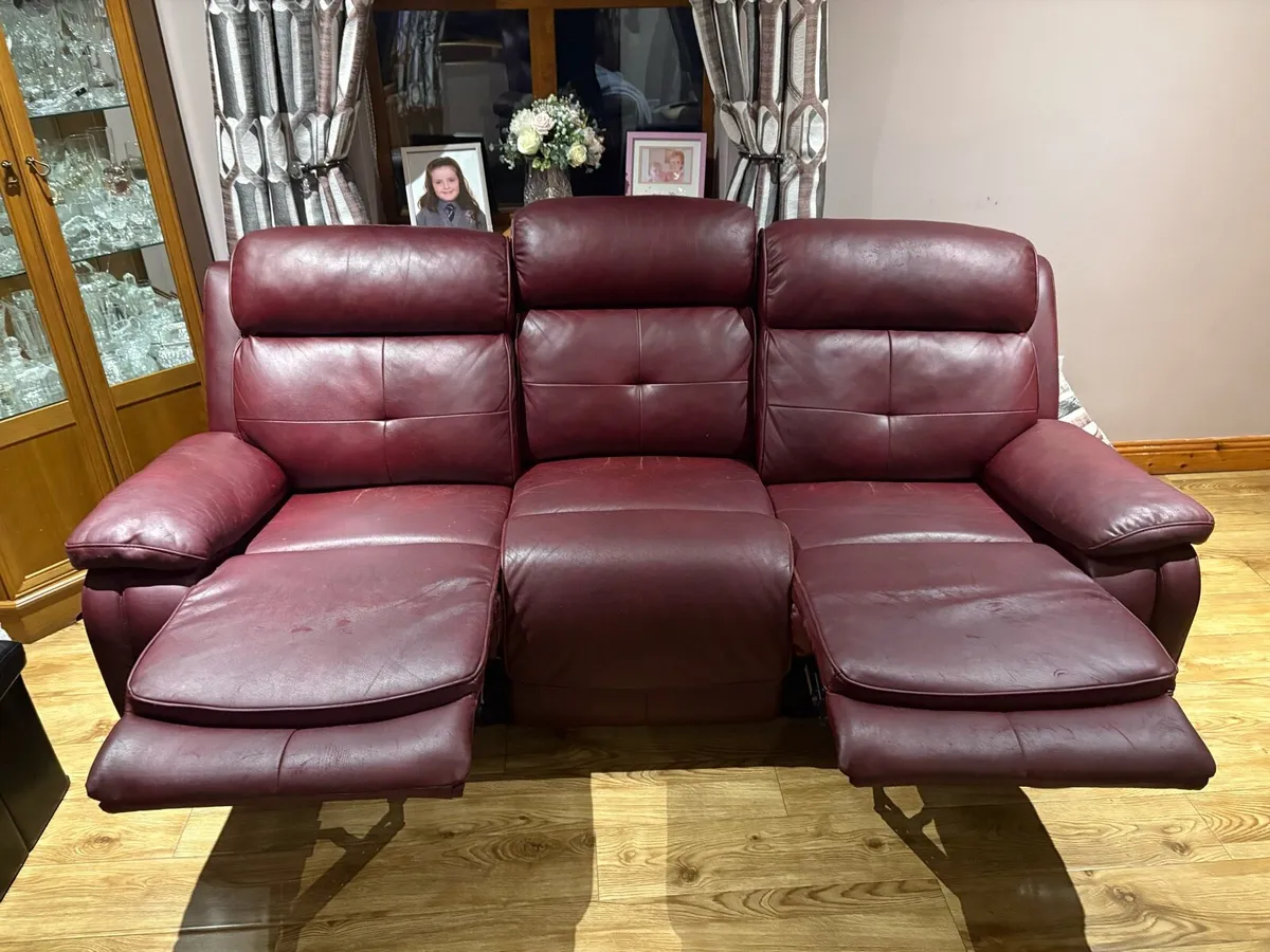 3 seater recliner couch & 2 recliner armchairs - Image 2