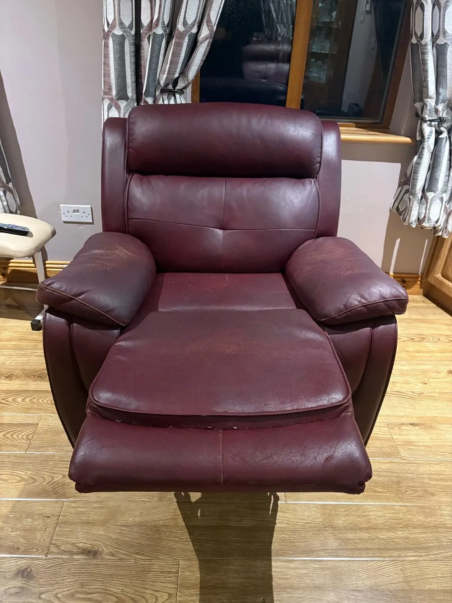 3 seater recliner couch & 2 recliner armchairs - Image 4