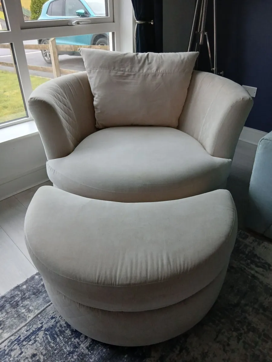 Swival Chair with foot stool - Image 2