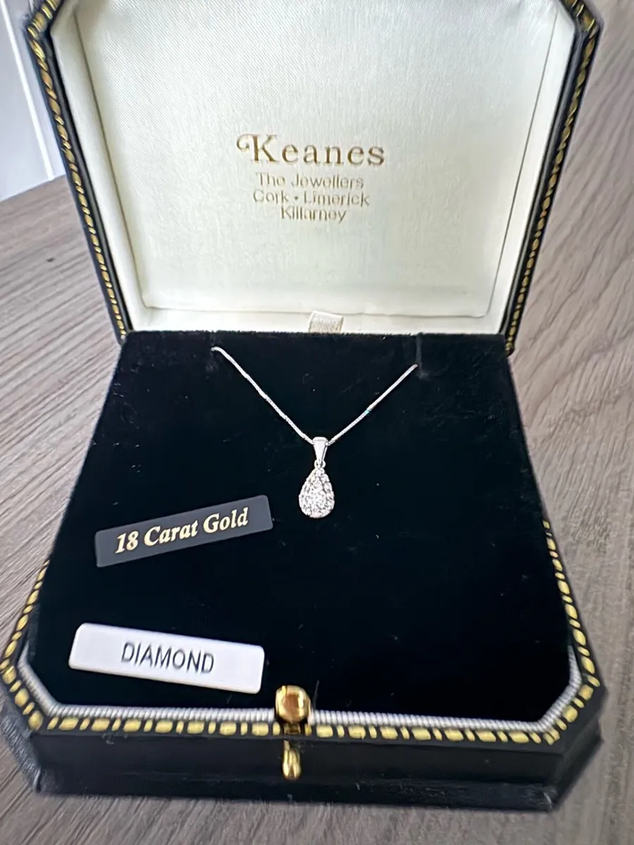 18 Carat White Gold Diamond Pendant Necklace - Image 1