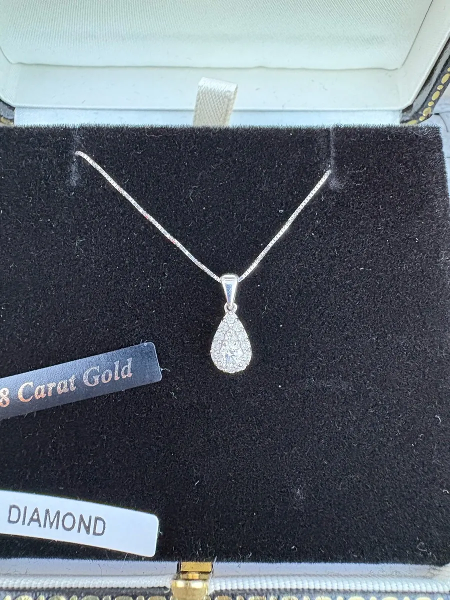 18 Carat White Gold Diamond Pendant Necklace - Image 2