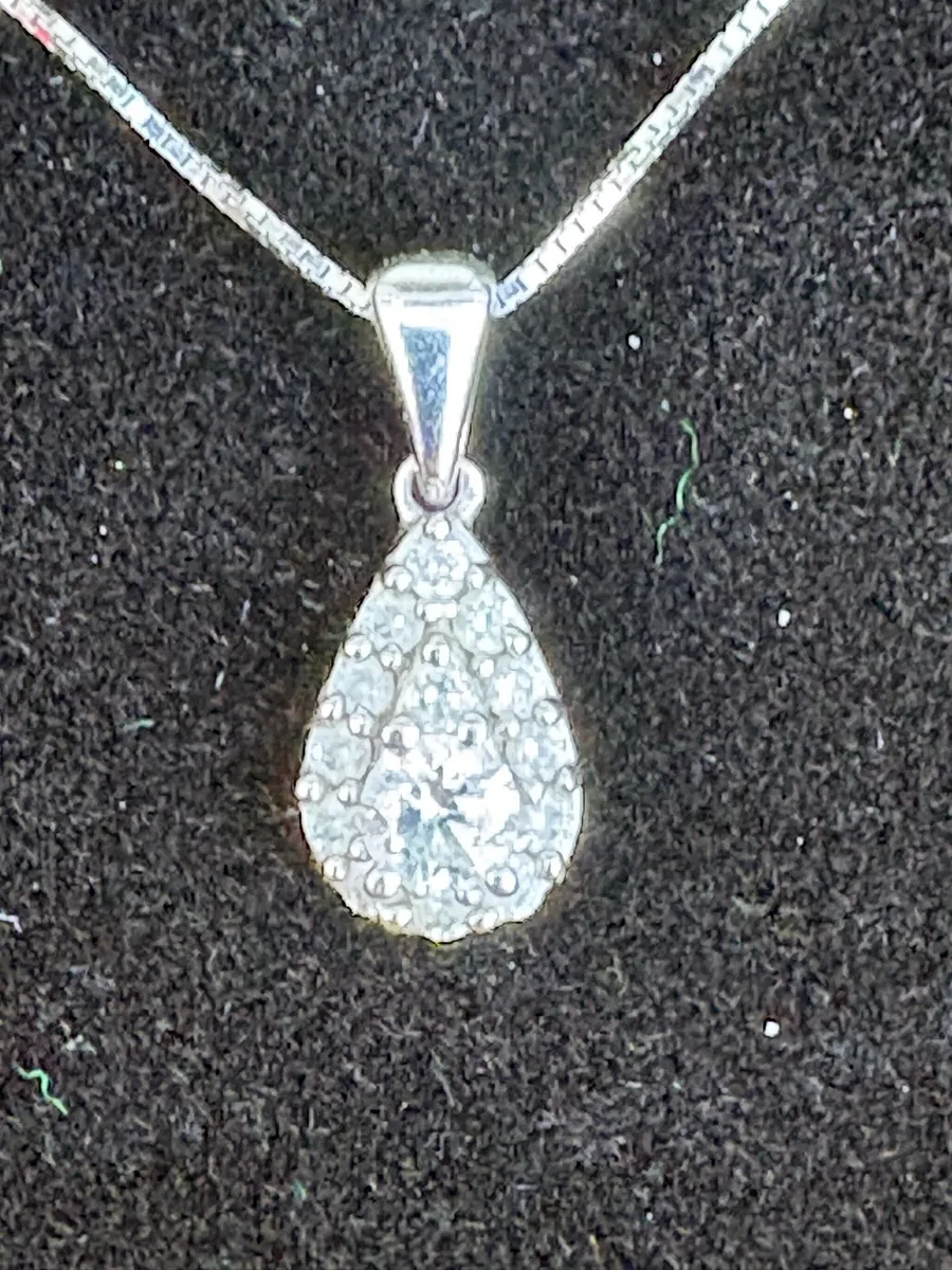 18 Carat White Gold Diamond Pendant Necklace - Image 3