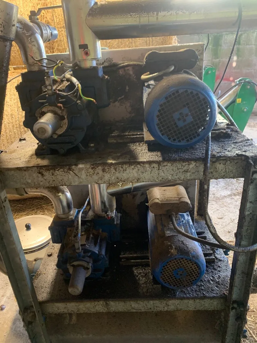 Dairymaster vacutech double vacuum pump system