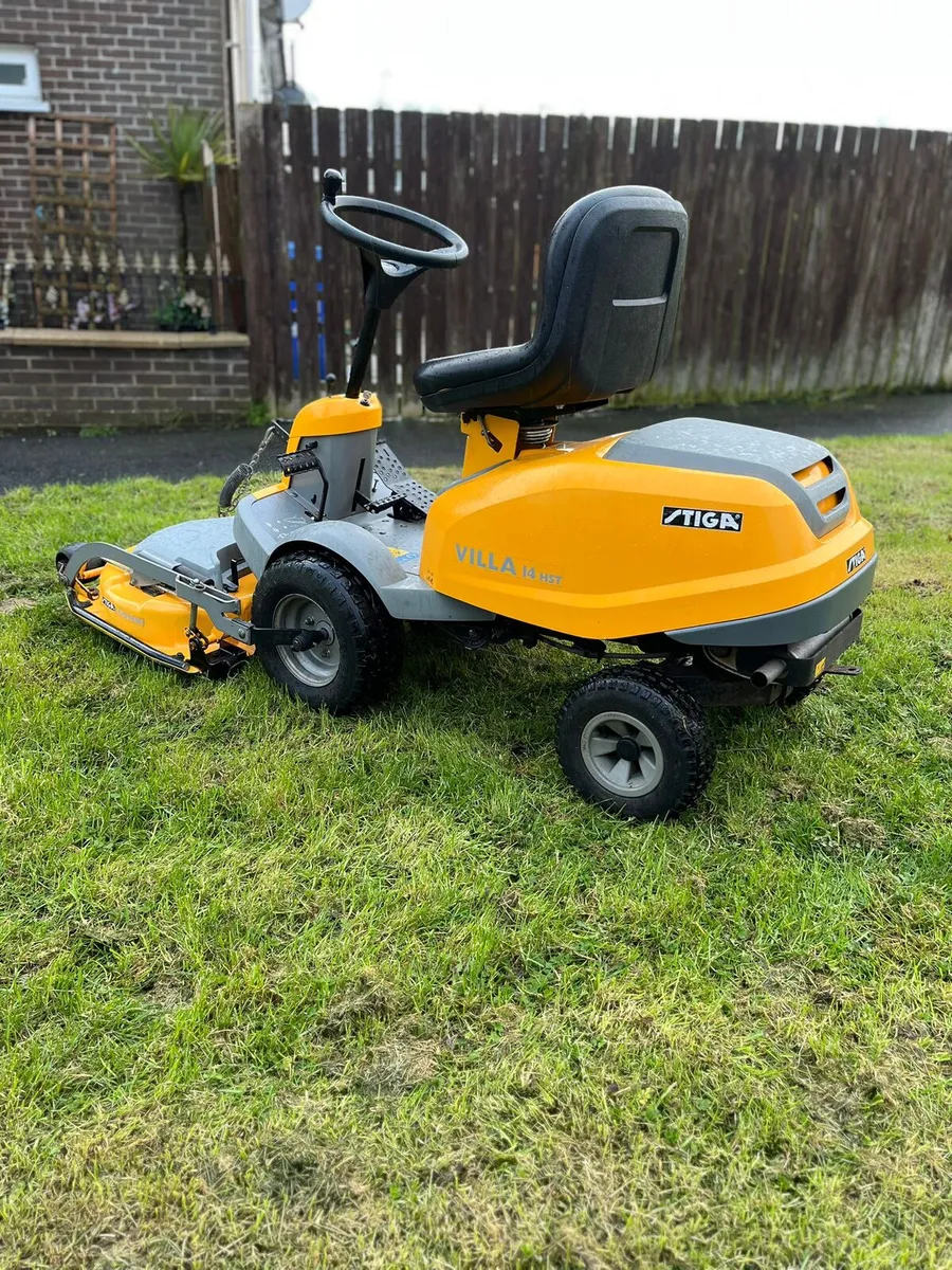 Stiga petrol zero turn ride on lawnmower - Image 4