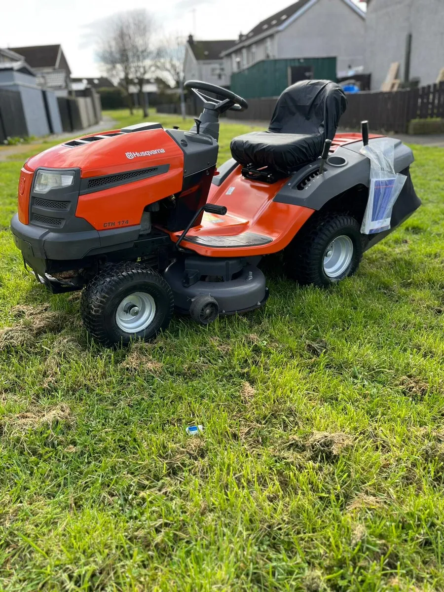 Husquvarna petrol ride on lawnmower - Image 3