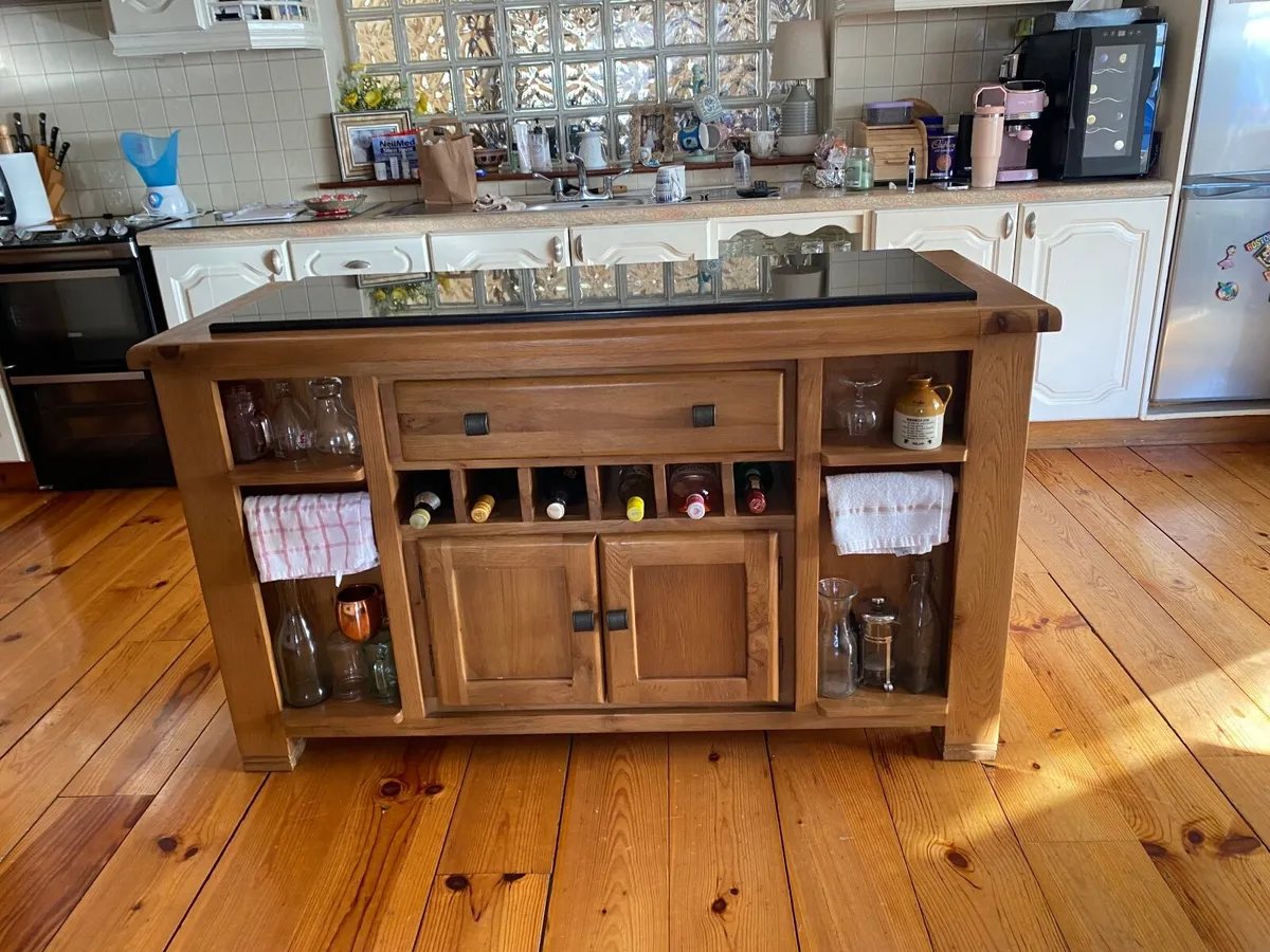 Kitchen island - Image 1