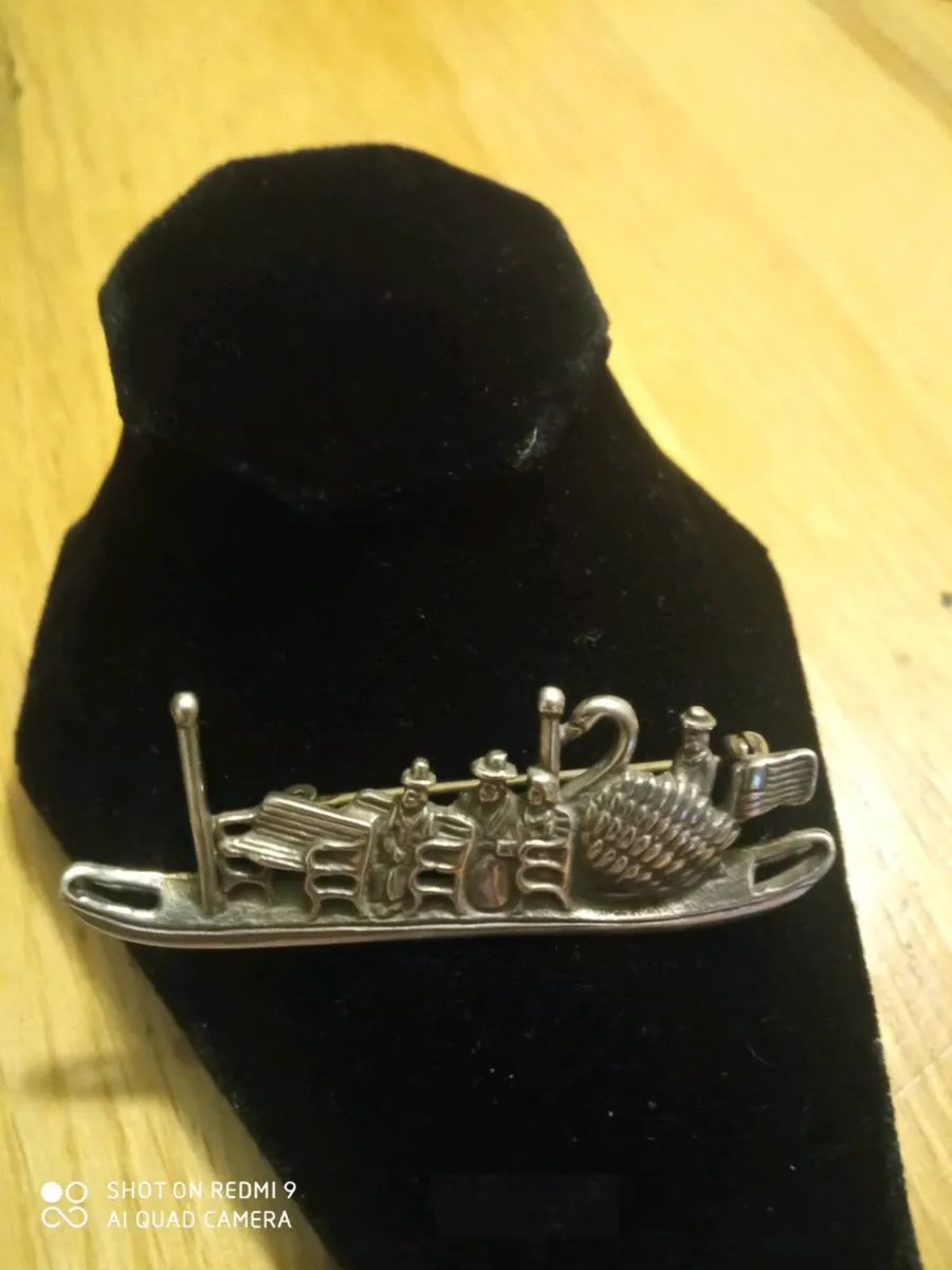 Silver Swan boat brooch - Image 1