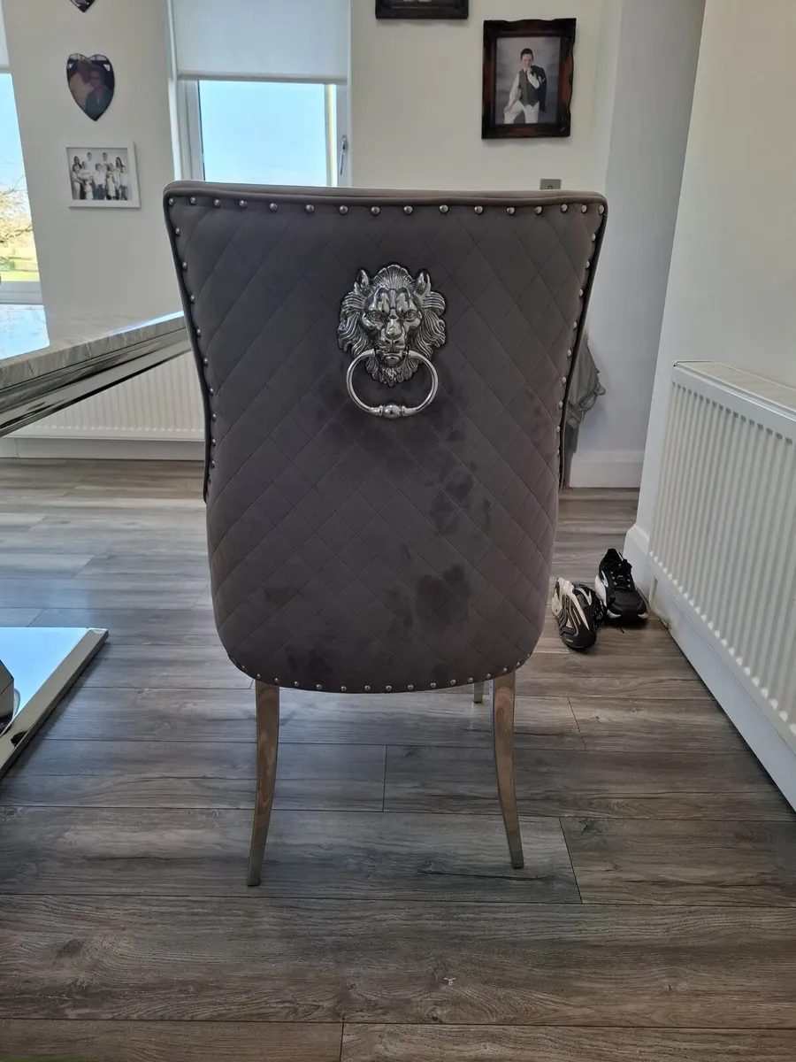 Table & Chairs - Image 4