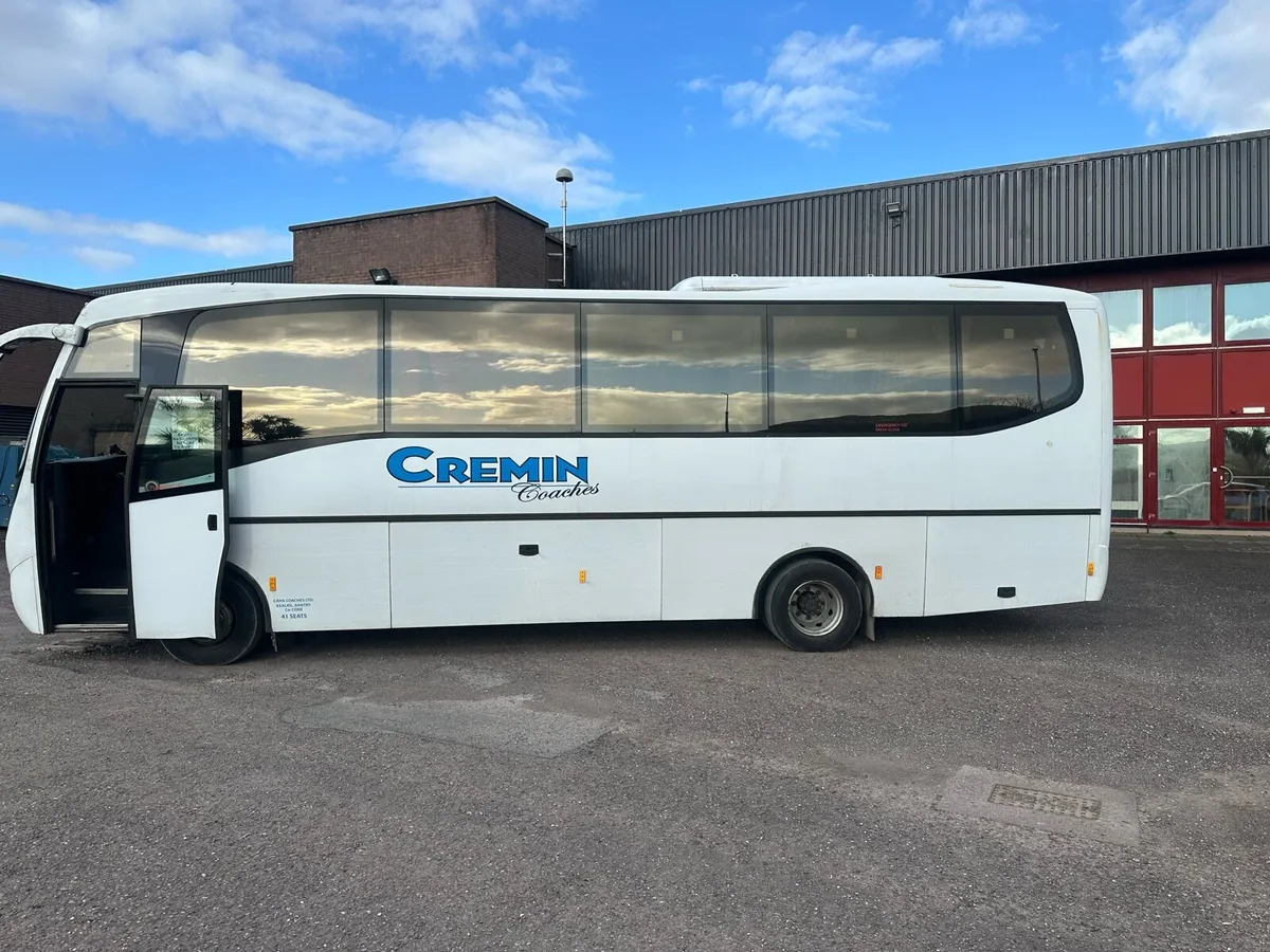 41 seater Mercedes touring - Image 4