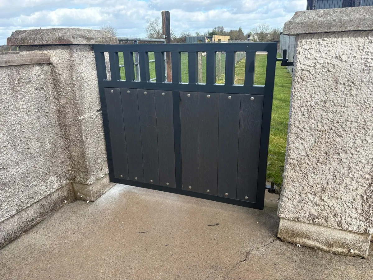 House gates - Image 1