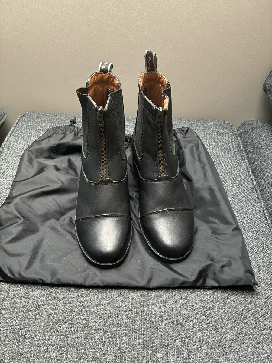 Ladies horse riding kit - Image 1