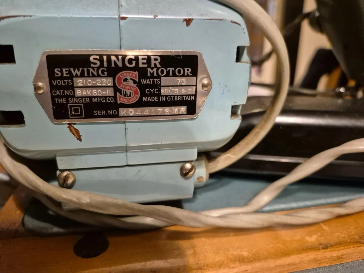 Singer Sewing Machine - Image 2