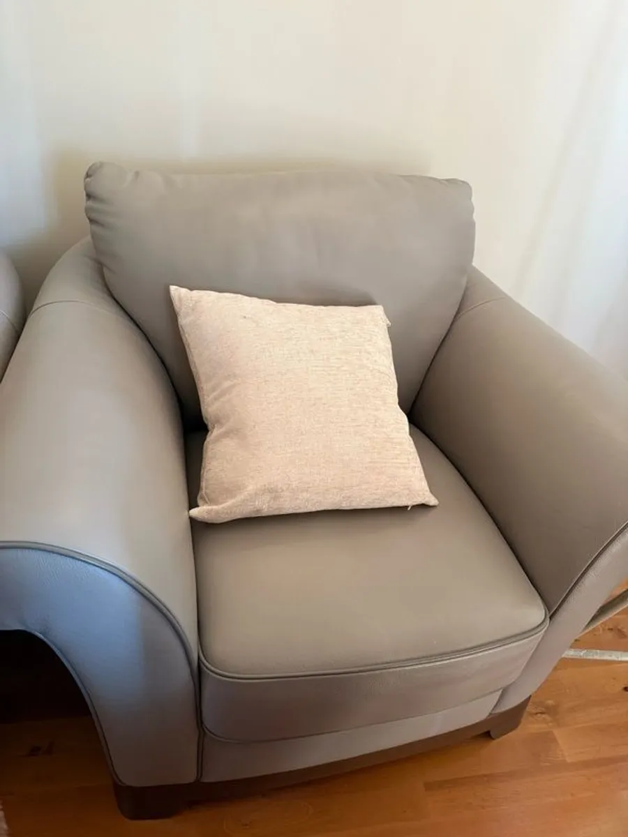 Leather 2 seater and 2 chairs - Image 2