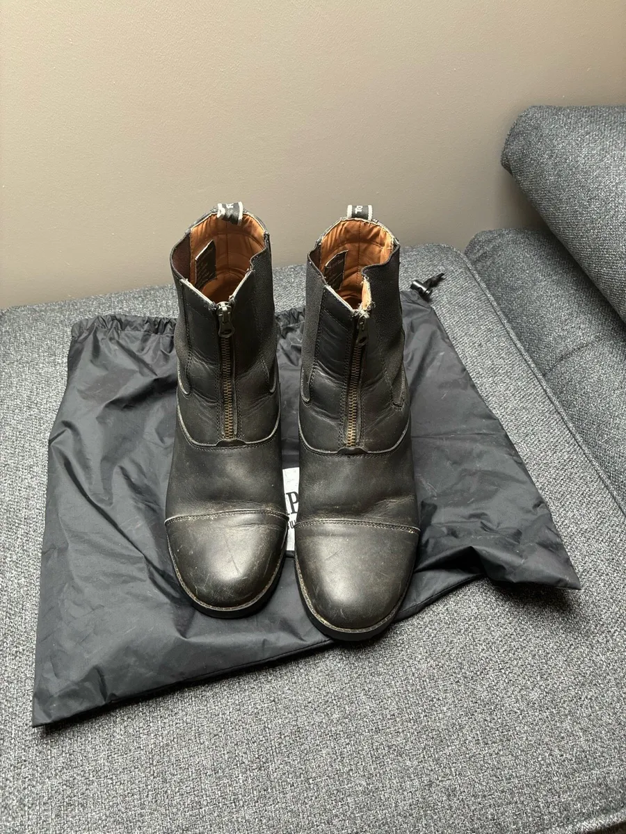 Riding boots and jodhpurs - Image 1