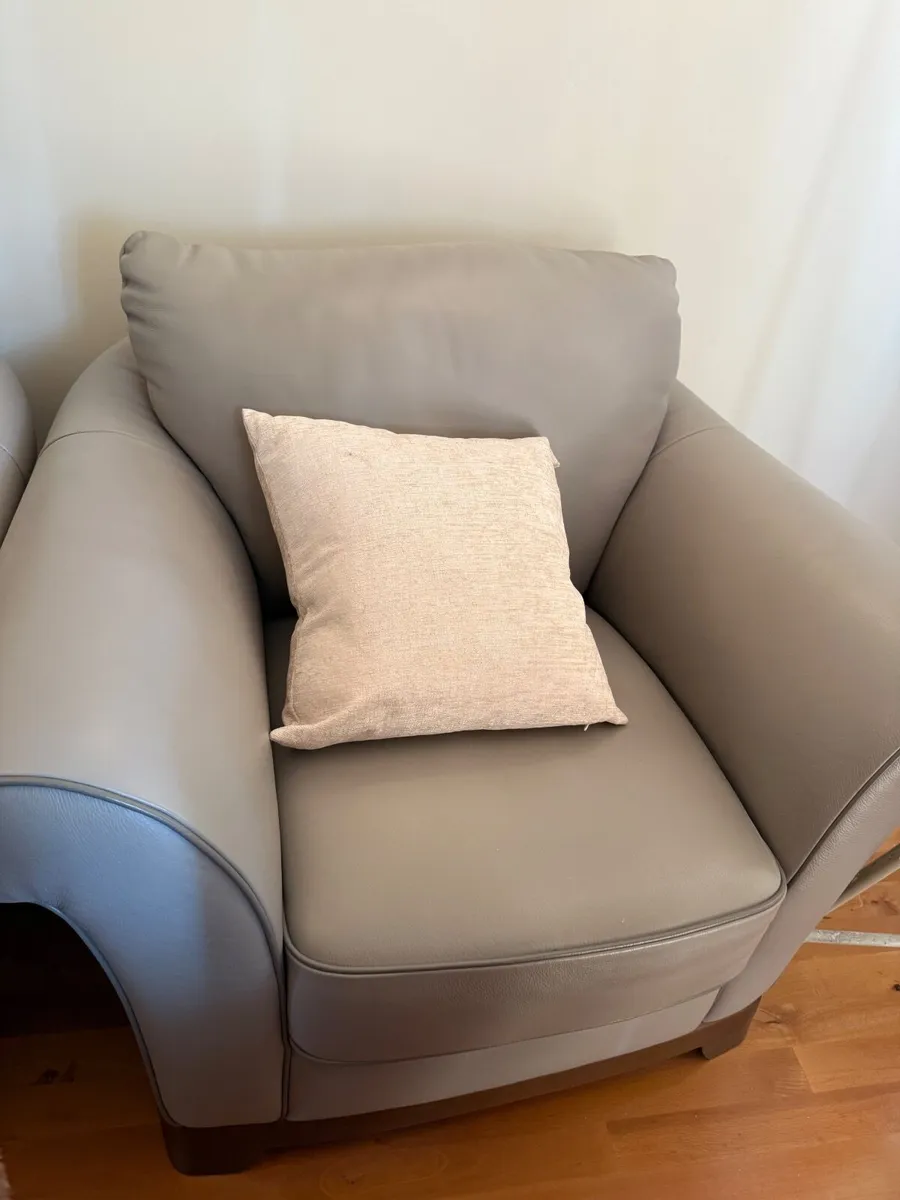 Leather sofa and 2 chairs - Image 2