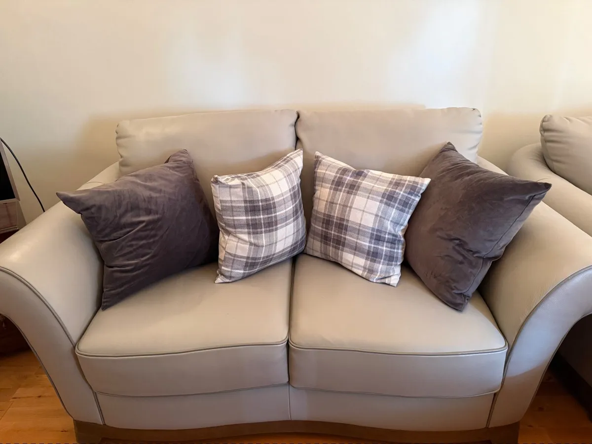 Leather sofa and 2 chairs - Image 1