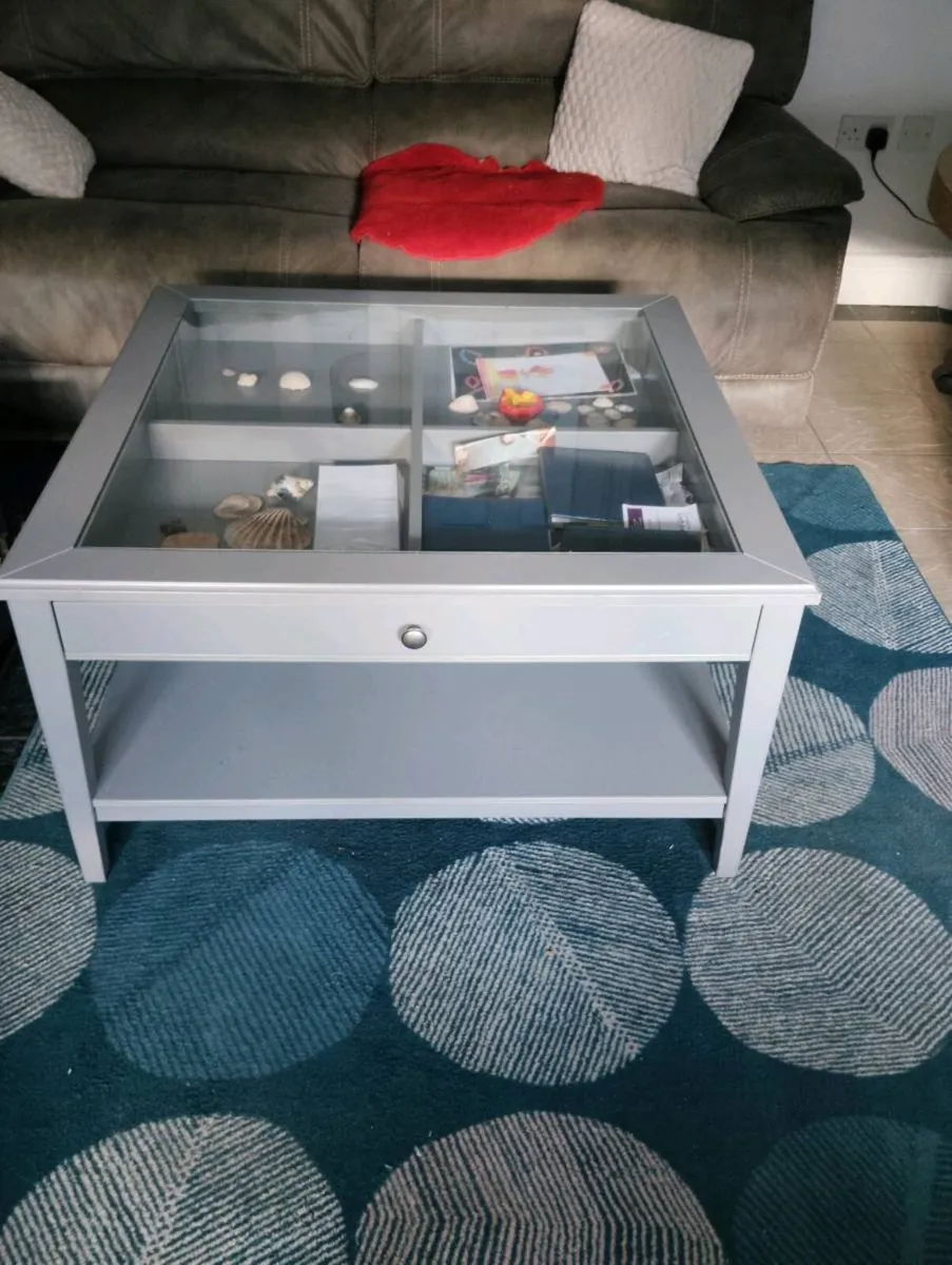 Large coffee table  and storage to big for my sitt - Image 1