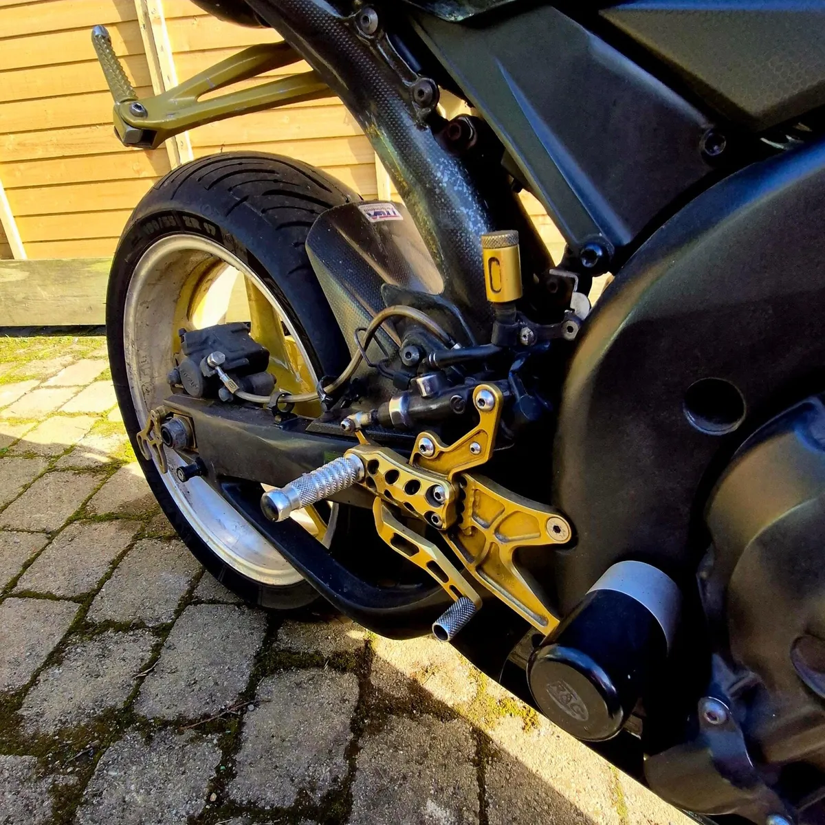 Yamaha R1 - Image 4
