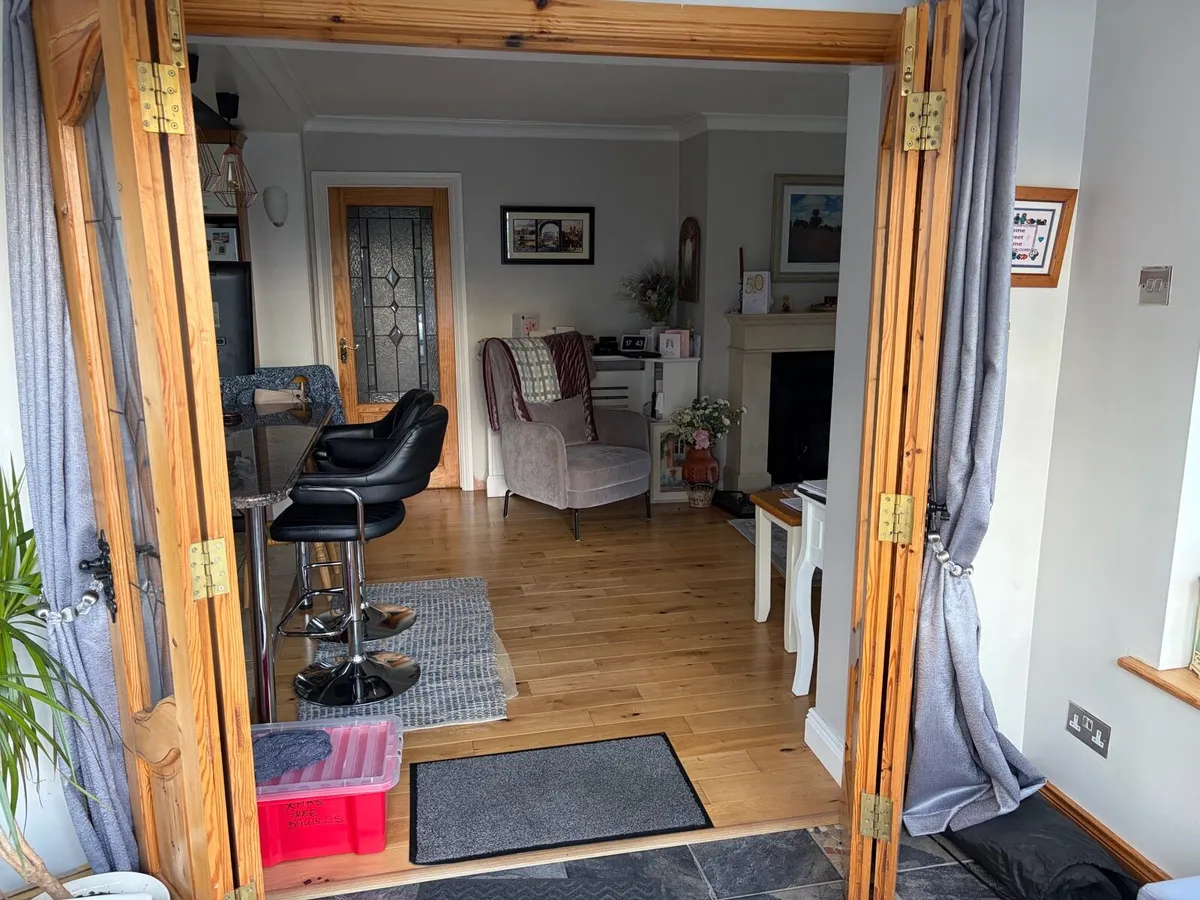 Set of folding pine doors with glass inset - Image 1