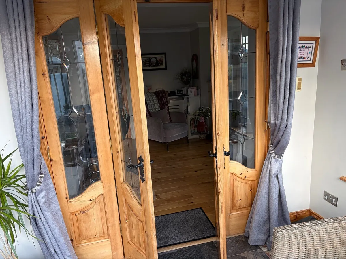 Set of folding pine doors with glass inset - Image 3