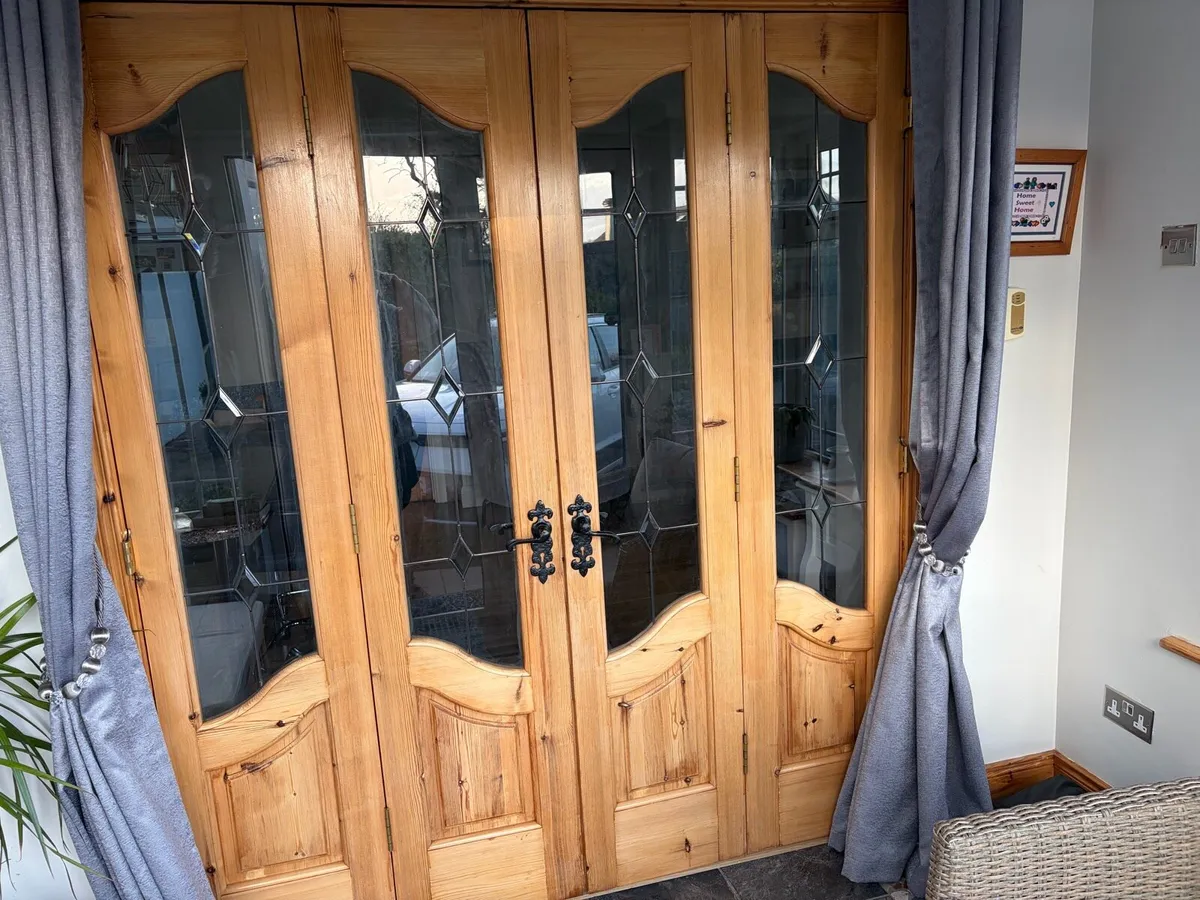 Set of folding pine doors with glass inset - Image 4