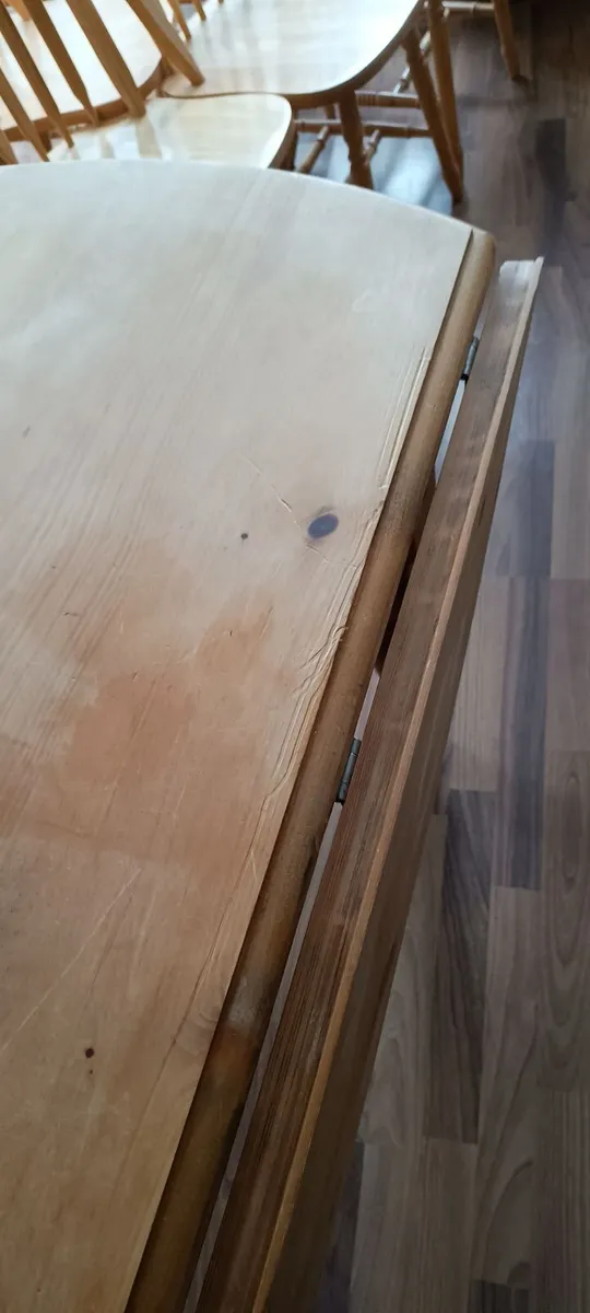 Table and chairs - Image 1