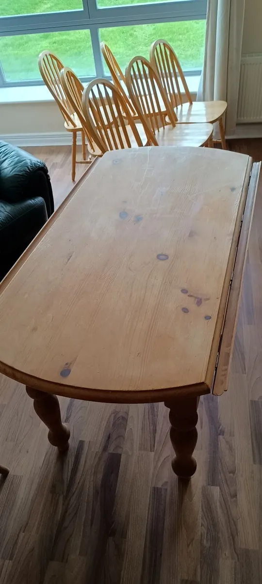 Table and chairs - Image 2