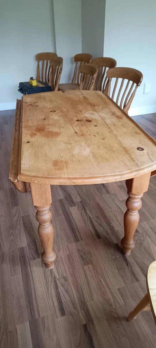 Table and chairs - Image 3